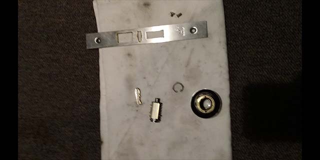 鍵穴内で折れてしまった鍵を取り出し、回りにくい鍵を修理