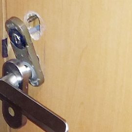 トイレ鍵のラッチが故障したため、こじ開けて開錠しラッチを交換｜多賀城市高崎