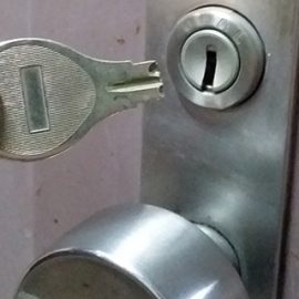 鍵穴の中で折れて詰まった鍵の除去｜古賀市中央