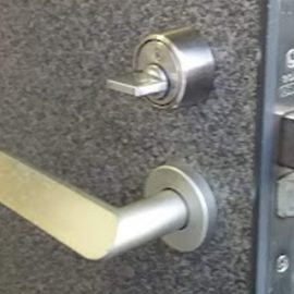 鍵を回す際に引っ掛かりのある玄関の鍵を修理｜坂東市岩井