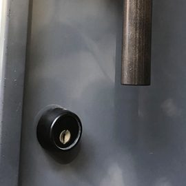 家の玄関ドアの鍵を電子錠に交換｜山鹿市方保田