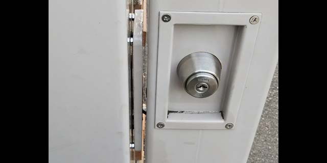 門扉の鍵がかかりづらいためストライク部分を調整