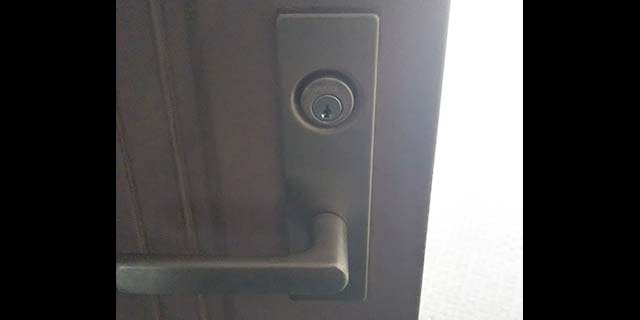 玄関の鍵を挿したままで、盗まれた可能性があるため交換
