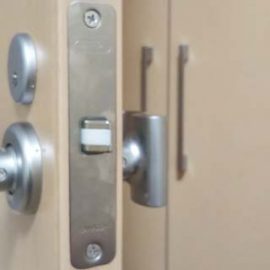 室内扉のラッチが不具合を起こしているため錠前交換