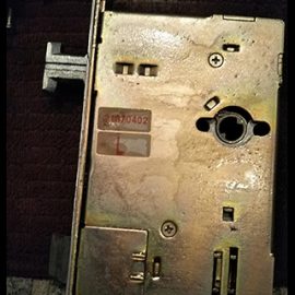玄関の鍵が回りづらい 錠ケースを分解洗浄