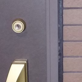防犯対策された玄関のドアの鍵を破壊して解錠｜岩倉市八剱町