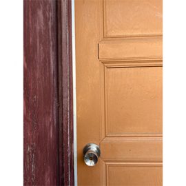鍵を取り付ける前のドア