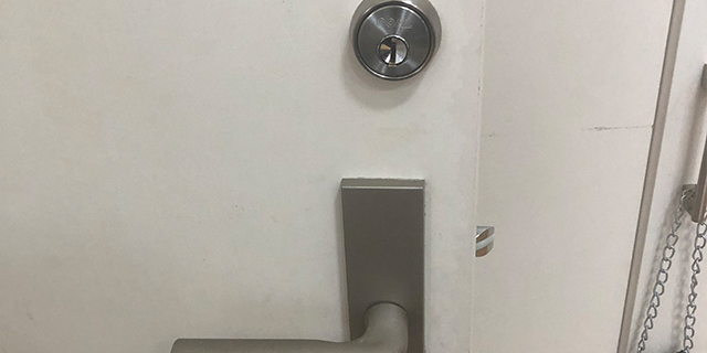 鍵を取り付けた後のドア