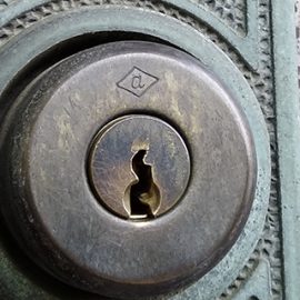 玄関のサムラッチ錠のシリンダー交換｜井原市西江原町