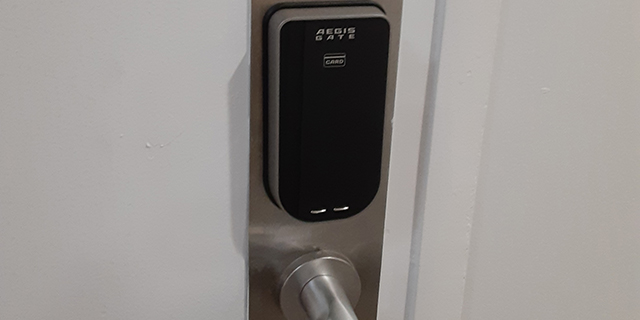 電子錠に取り替えたドア