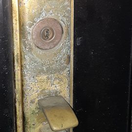 ドアの外側から操作しづらくなった玄関の鍵交換｜東松島市大塩