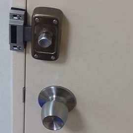 プライバシー保護の為に部屋の扉に鍵の取り付け｜湖西市梅田