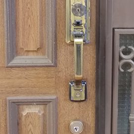 装飾錠が付いた玄関ドアに補助錠の取り付け｜庄原市西本町