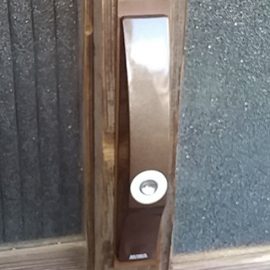 玄関引き戸の鍵を外側からも開けられる鍵に交換｜高浜市向山町