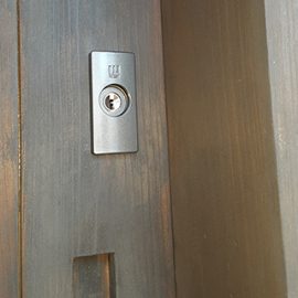 玄関の引き戸にWESTの面付錠を新規取付｜南九州市頴娃町別府