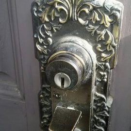 抜き挿ししにくい玄関ドアの鍵交換を行いました｜堺市美原区石原