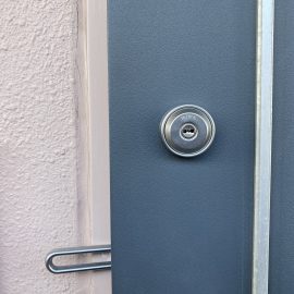 玄関の鍵が1つしかないので新しく取り付けてほしい｜奈良県広陵町