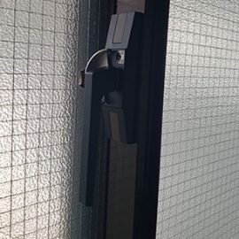窓の鍵が空回りするため鍵交換 新日軽のATL-385R｜田村市船引