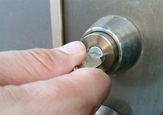 【玄関ドアの鍵】引っかかる原因と対処法を解説！