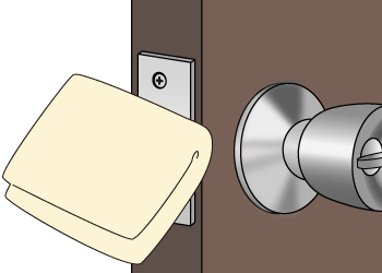②柔らかい布を軽く濡らして、ラッチとラッチケースを水拭きします。