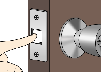 ⑤ラッチケースにも潤滑剤を馴染ませるため、ラッチを指で何度か押して馴染ませます。