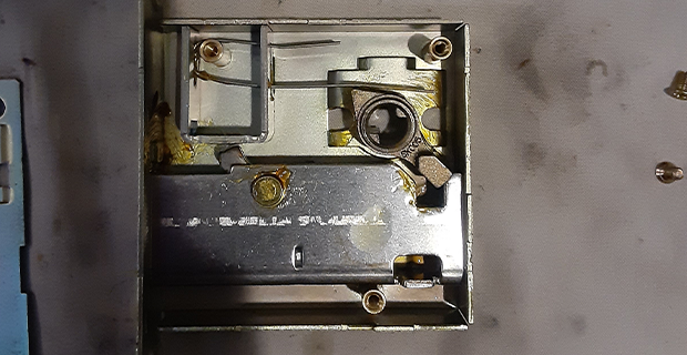 半分ほどしか回らない鍵の分解修理｜横浜市神奈川区羽沢町