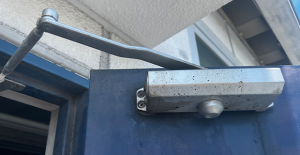 異音がするドアクローザーの交換｜横浜市西区久保町