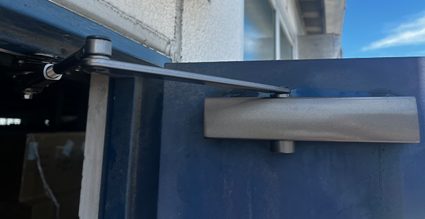 異音がするドアクローザーの交換｜横浜市西区久保町