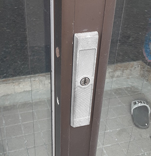 大阪市城東区今福西の倉庫扉の鍵