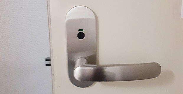 大阪市港区弁天のトイレ扉