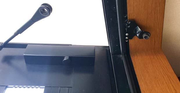 箱根町強羅の壊れたドアクローザー