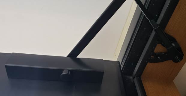 箱根町強羅　玄関ドアクローザーの交換