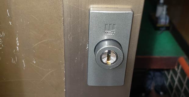 引き戸用の面付補助錠を取り付け