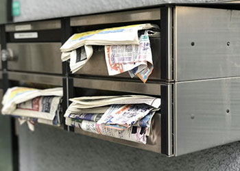 チラシであふれているポスト