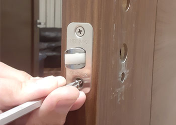 ラッチボルトのネジの緩み