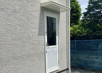 ガラス窓の勝手口