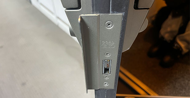 玄関の錠ケース洗浄｜埼玉県熊谷市