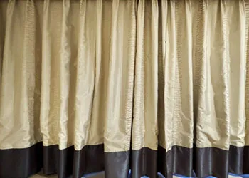 閉まったままのカーテン