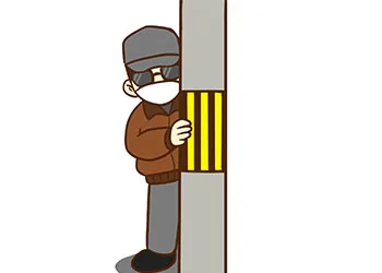 物陰から除く不審者