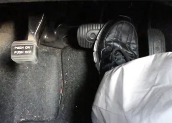 ③ブレーキペダルを踏みます。