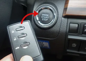 ④スマートキーのエンブレムがある面をエンジンスタートのスイッチに接触させます。この際、メーターパネルの点灯や警報音が鳴ることがあります。