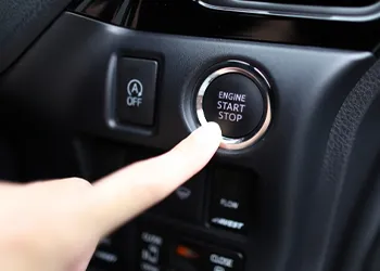 ⑤ブレーキペダルを踏んだままの状態でエンジンスタートのスイッチを押します。