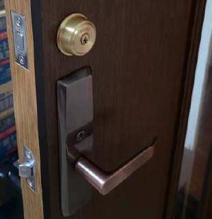 室内用ドアノブに補助錠を後付け