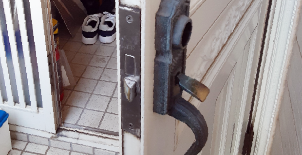 小野市育ケ丘町のサムラッチ錠をレバーハンドルに交換