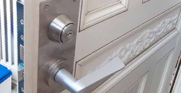 小野市育ケ丘町のサムラッチ錠をレバーハンドルに交換
