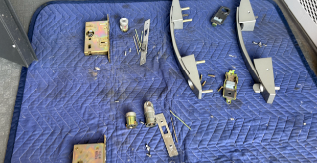 丹波篠山市西岡屋のマンション玄関プッシュプルの修理