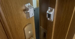 室内ドアに補助錠を取り付け