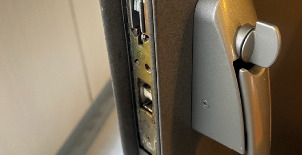 猪名川町松尾台のフロントプレート修理