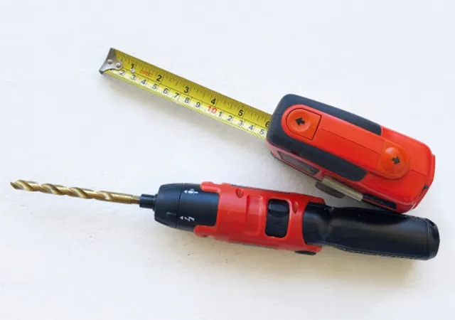 電動ドリルとメジャー