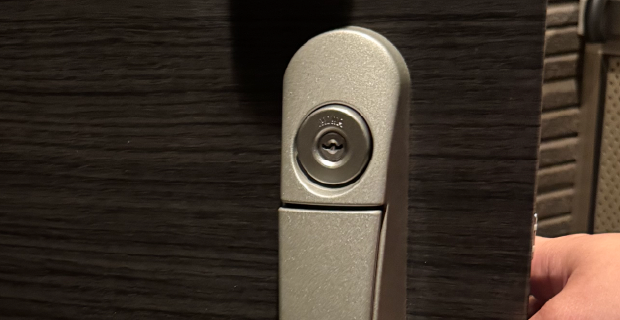 杉並区久我山の電子錠に物理鍵を取り付け